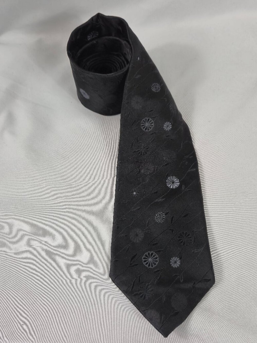 DKNY Mens Silk Tie Black w/Lavender Floral Medallions 56"Lx3.5"W NWOT